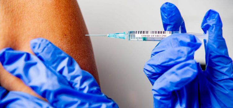 Εμβόλιο: Πειράζει αν παραλείψω τη δεύτερη δόση; – Οι NYT απαντούν σε 4 βασικά ερωτήματα