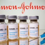 Η Johnson & Johnson “καθυστερεί τη διάθεση” του εμβολίου της κατά της Covid-19 στην Ευρώπη μετά την “αναστολή” της χρήσης του στις ΗΠΑ