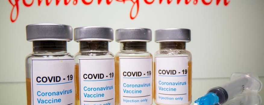 Η Johnson & Johnson “καθυστερεί τη διάθεση” του εμβολίου της κατά της Covid-19 στην Ευρώπη μετά την “αναστολή” της χρήσης του στις ΗΠΑ
