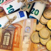 Γονικές παροχές χρημάτων: Πότε είναι αφορολόγητες και πότε φορολογούνται από το πρώτο ευρώ