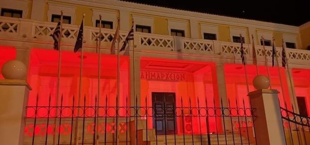 Στο κόκκινο χρώμα φωτίστηκε το Δημαρχιακό Μέγαρο Σαλαμίνας στην Ημέρα Μνήμης της Γενοκτονίας των Ποντίων