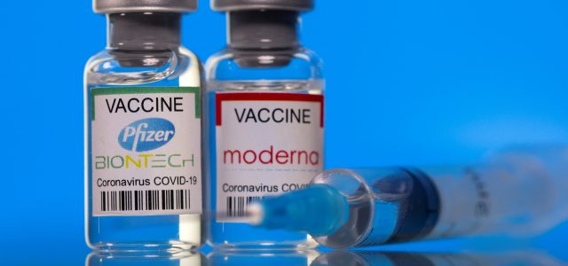 Η ανάμιξη διαφορετικών εμβολίων Covid-19 αυξάνει τη συχνότητα των ήπιων έως μέτριων παρενεργειών, αλλά δεν έχει κανένα πρόβλημα ασφάλειας, δείχνει βρετανική έρευνα