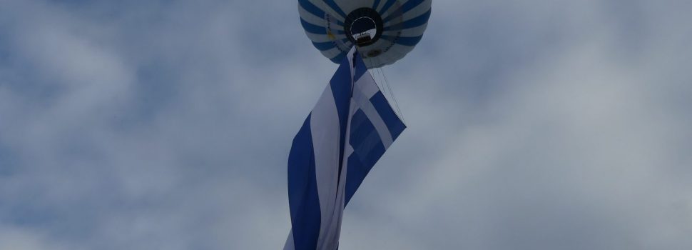 Η μεγαλύτερη ελληνική σημαία στον κόσμο υψώθηκε στη λίμνη Πλαστήρα