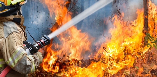 Πυρκαγιά στην Κερατέα: Εντολή εκκένωσης μέσω του 112 για τον οικισμό Άγιος Κωνσταντίνος
