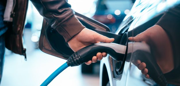 Τα ηλεκτρικά οχήματα θα μειώσουν την πώληση περισσοτέρων από 2 εκατ. βαρέλια πετρελαίου ημερησίως έως το 2030, σύμφωνα με την ΙΕΑ