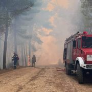 Με εντολή του Περιφερειάρχη Αττικής Γ. Πατούλη άμεση η ανταπόκριση της Περιφέρειας στην προσπάθεια κατάσβεσης της φωτιάς που έφτασε στο Αλεποχώρι, από το Σχίνο Κορινθίας