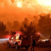 Απομακρύνθηκαν προληπτικά, λόγω της μεγάλης πυρκαγιάς στα Γεράνεια, και κάτοικοι του Αλεποχωρίου – Δεν υπάρχει ενιαίο μέτωπο, σύμφωνα με την Πυροσβεστική, αλλά πολλές εστίες σε μεγάλη περίμετρο – Ζημιές και σε οικήματα