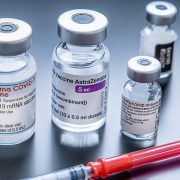 Η ανάμιξη διαφορετικών εμβολίων Covid-19 παρέχει καλή προστασία επιβεβαιώνει βρετανική έρευνα – Καλύτερος ο συνδυασμός πρώτα AZ μετά Pfizer