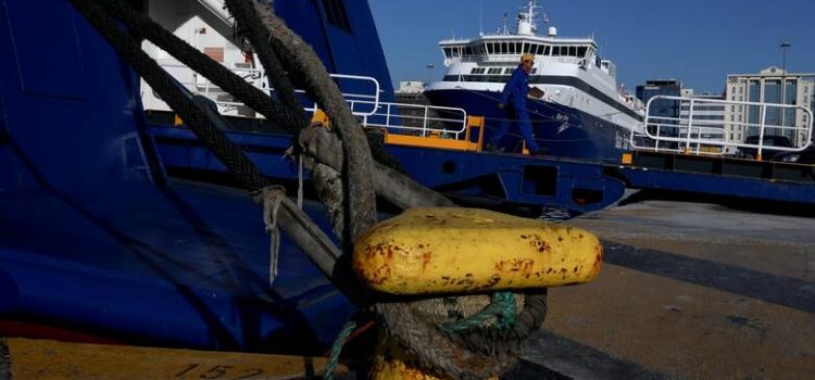 Σε περιφρούρηση της αυριανής 24ωρης απεργίας στα πλοία, καλούν τους ναυτεργάτες, οι διοικήσεις των 12 σωματείων της ΠΝΟ