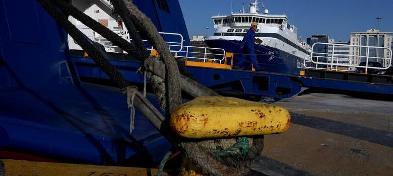 Σε περιφρούρηση της αυριανής 24ωρης απεργίας στα πλοία, καλούν τους ναυτεργάτες, οι διοικήσεις των 12 σωματείων της ΠΝΟ