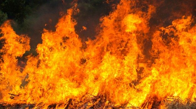 Σε εξέλιξη πυρκαγιά σε βυτιοφόρο με επικίνδυνο υλικό στα Νεόκτιστα Ασπροπύργου -Για προληπτικούς λόγους εκκενώνεται η ευρύτερη περιοχή