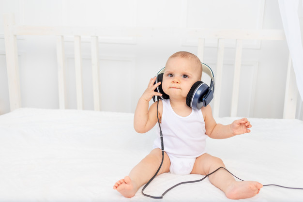 Μελέτες δείχνουν ότι η ακρόαση μουσικής κατά τη βρεφική ηλικία σχετίζεται με βελτιωμένες γλωσσικές ικανότητες