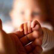 Τα συστατικά mRNA των εμβολίων Covid-19 δεν μεταφέρονται μέσω του γάλακτος από τις εμβολιασμένες μητέρες στα μωρά που θηλάζουν, δείχνει αμερικανική έρευνα
