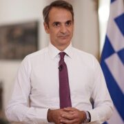 Δεν κινδυνεύει η Ελλάδα αλλά οι ανεμβολίαστοι Έλληνες – Ο εμβολιασμός είναι το «κατά κεφαλήν χρέος» της χώρας