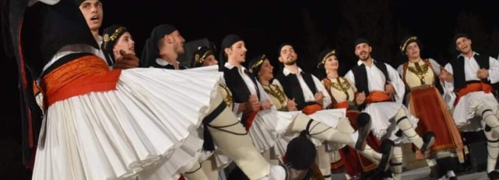Ο Δήμος Σαλαμίνας διοργάνωσε με μεγάλη επιτυχία την εκδήλωση «Ας αρχίσουν οι χοροί» με πολλές χορευτικές ομάδες στο γεμάτο Ευριπίδειο Θέατρο Σαλαμίνας