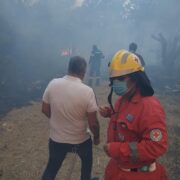 Στο μέτωπο της μεγάλης φωτιάς στη Βαρυμπόμπη παραμένει και επιχειρεί όλος ο μηχανισμός Πολιτικής Προστασίας της Περιφέρειας Αττικής