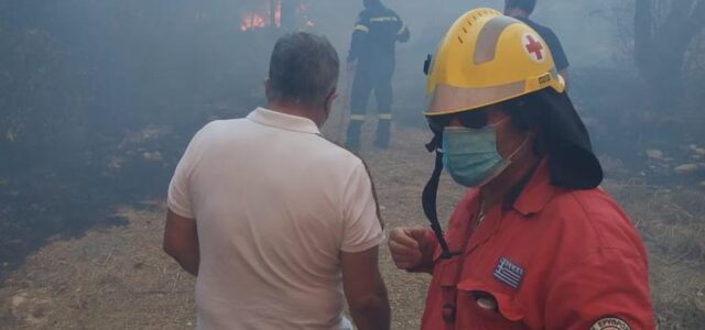 Στο μέτωπο της μεγάλης φωτιάς στη Βαρυμπόμπη παραμένει και επιχειρεί όλος ο μηχανισμός Πολιτικής Προστασίας της Περιφέρειας Αττικής