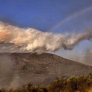 Επιχειρούν τα εναέρια πυροσβεστικά μέσα στα πύρινα μέτωπα της Ηλείας – Σε εξέλιξη η φωτιά στην Αν. Μάνη