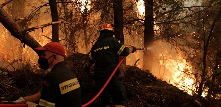 Ολονύχτια μάχη με τις φλόγες για να μη φτάσει η φωτιά στην Ιστιαία