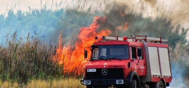 Πυρκαγιά στην Κερατέα : Μήνυμα του 112 για την εκκένωση των οικισμών Μαρκάτι και Συντερινα