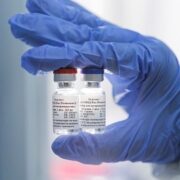 Η Υπηρεσία Τροφίμων και Φαρμάκων (FDA) έδωσε την πλήρη έγκρισή της για τη χρήση του εμβολίου της Pfizer κατά της COVID-19