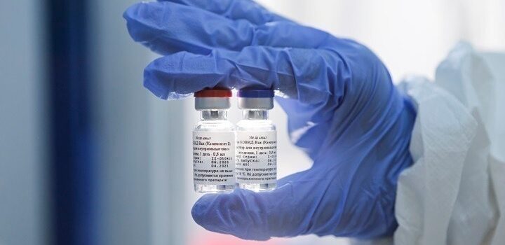 Η Υπηρεσία Τροφίμων και Φαρμάκων (FDA) έδωσε την πλήρη έγκρισή της για τη χρήση του εμβολίου της Pfizer κατά της COVID-19