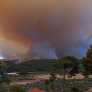 Δύσκολες ώρες στη Β. Εύβοια – Τρία μέτωπα φωτιάς απειλούν να φτάσουν στο Αιγαίο