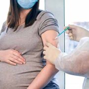 Ποια εμβόλια πρέπει να κάνουν οι έγκυες και πότε συστήνεται ο εμβολιασμός τους