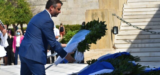 Ο Δήμος Σαλαμίνας καταθέτει στεφάνι στο μνημείο του Αγνώστου Στρατιώτη στο Σύνταγμα – Σαλαμίνια 2021