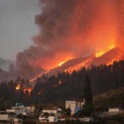 Ποτάμια λάβας ρέουν από το ηφαίστειο της Λα Πάλμα, καθώς εντείνεται η ηφαιστειακή δραστηριότητα