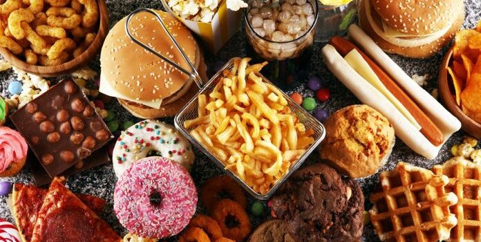 Νομοθετική παρέμβαση για τις διαφημίσεις ανθυγιεινών τροφίμων για τα παιδιά ζητούν οι καταναλωτικές οργανώσεις