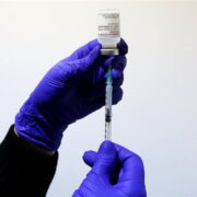 Το ένα τρίτο των διστακτικών τελικά εμβολιάζονται κατά του κορονοϊού, ενώ άλλοι τόσοι το σκέφτονται, σύμφωνα με αμερικανική έρευνα