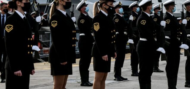 Αντισυνταγματικό το ελάχιστο ανάστημα 1,65 μ. ως προϋπόθεση για την είσοδο των γυναικών στις στρατιωτικές σχολές