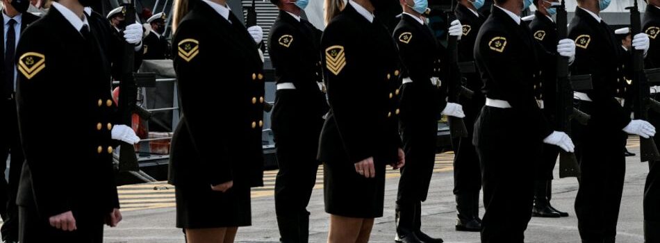 Αντισυνταγματικό το ελάχιστο ανάστημα 1,65 μ. ως προϋπόθεση για την είσοδο των γυναικών στις στρατιωτικές σχολές
