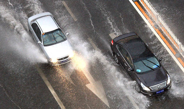 Απαραίτητες ενέργειες του οδηγού σε βροχερές ημέρες για να αυξήσει την οδηγική ασφάλειά του