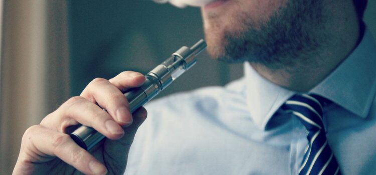 Τα ηλεκτρονικά τσιγάρα δεν βοηθούν ιδιαίτερα τους καπνιστές να κόψουν το παραδοσιακό τσιγάρο, σύμφωνα με αμερικανική έρευνα