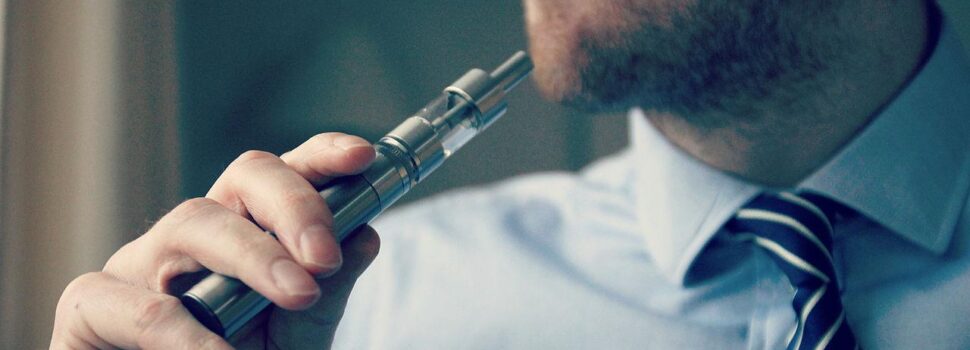 Τα ηλεκτρονικά τσιγάρα δεν βοηθούν ιδιαίτερα τους καπνιστές να κόψουν το παραδοσιακό τσιγάρο, σύμφωνα με αμερικανική έρευνα