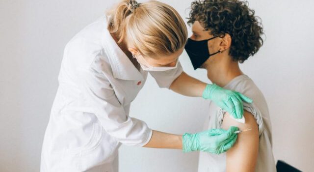 Μεγαλύτερος ο κίνδυνος λοίμωξης Covid-19 για τους πλήρως εμβολιασμένους με διαταραχές χρήσης ουσιών