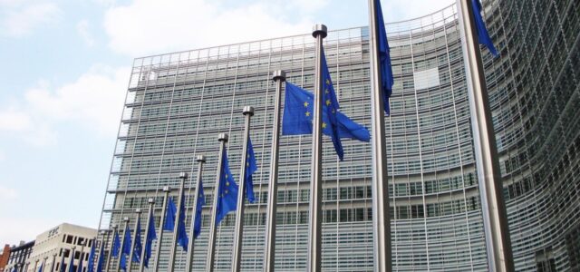 Η Ευρωπαϊκή Επιτροπή πρότεινε να περιοριστούν δραστικά ή ακόμη και να εξαλειφθούν οι πλέον επιβλαβείς χημικές ουσίες που περιέχονται στα ανακυκλώσιμα απόβλητα