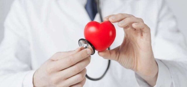 Όσα περισσότερα χρόνια κάποιος έχει υψηλή «κακή» χοληστερίνη, τόσο αυξάνεται ο κίνδυνος για την καρδιά του, σύμφωνα με νέα έρευνα