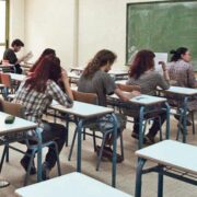 Με αρχείο excel(!) ανακοινώνει τη συγχώνευση εκατοντάδων τμημάτων σε όλη τη χώρα