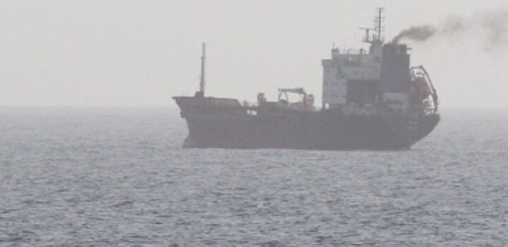 Πυρκαγιά σε πλοίο μεταφοράς εμπορευματοκιβωτίων-Εκλύονται τοξικά αέρια