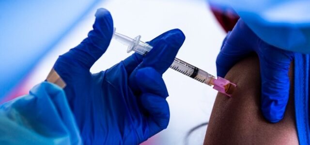 Οι πλήρως εμβολιασμένοι έχουν πολύ μικρότερες πιθανότητες να μεταδώσουν τον κορονοϊό