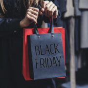 Σε ρυθμούς “Black Friday” και “Cyber Monday” προσφορών επιχειρήσεις και καταναλωτές
