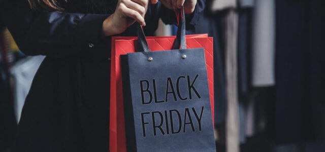 Σε ρυθμούς “Black Friday” και “Cyber Monday” προσφορών επιχειρήσεις και καταναλωτές