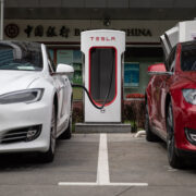 Η Tesla ανοίγει το δίκτυο φόρτισης ηλεκτρικών αυτοκινήτων σε άλλα EV για πρώτη φορά στην Ευρώπη