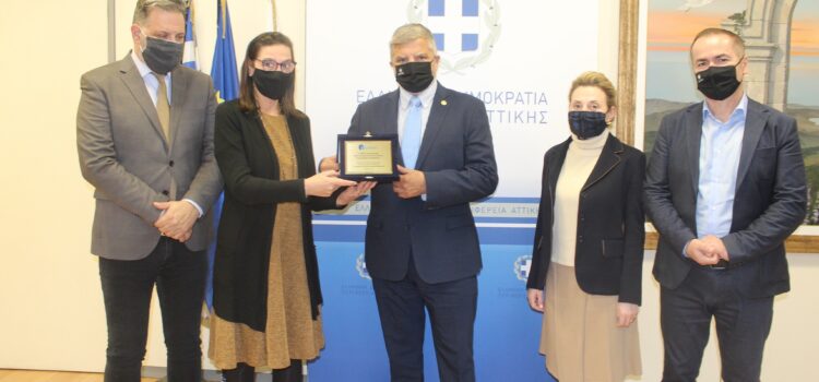 To Πρώτο Βραβείο στην Περιφέρεια Αττικής και τον ΙΣΑ απονεμήθηκε από την Ελληνική Εταιρεία Αξιολόγησης ΕΕΑ για το Κέντρο Επιχειρήσεων (ΚΕΠΙΧ)