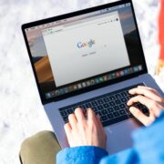 Η Google σχεδιάζει την αυτόματη επαλήθευση ταυτότητας για όλους τους χρήστες