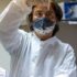 Παραλλαγή Όμικρον: Κορυφαίος γερμανός ανοσολόγος εκτιμά πως μπορεί να προήλθε από φορέα του HIV