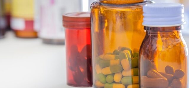 Τι ξέρουμε για τα χάπια Merck και Pfizer κατά της Covid-19 και μια πρώτη σύγκρισή τους